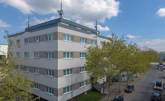 Multi-storey building with antennas on the roof, surrounded by trees and parked cars. The sky is slightly cloudy., © Centro Hotels Multi-storey building with antennas on the roof, surrounded by trees and parked cars. The sky is slightly cloudy., © Centro Hotels