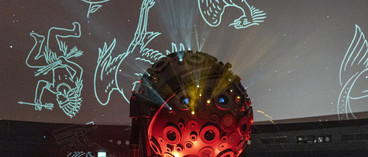 A projector in the planetarium projects constellations onto the ceiling. The room is dark, with glowing lines and figures., © Stuttgart-Marketing GmbH, Sarah Schmid A projector in the planetarium projects constellations onto the ceiling. The room is dark, with glowing lines and figures., © Stuttgart-Marketing GmbH, Sarah Schmid
