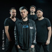 Vier M&auml;nner posieren in dunkler Kleidung vor einem schwarzen Hintergrund. Sie blicken ernst in die Kamera., &copy; links im Bild