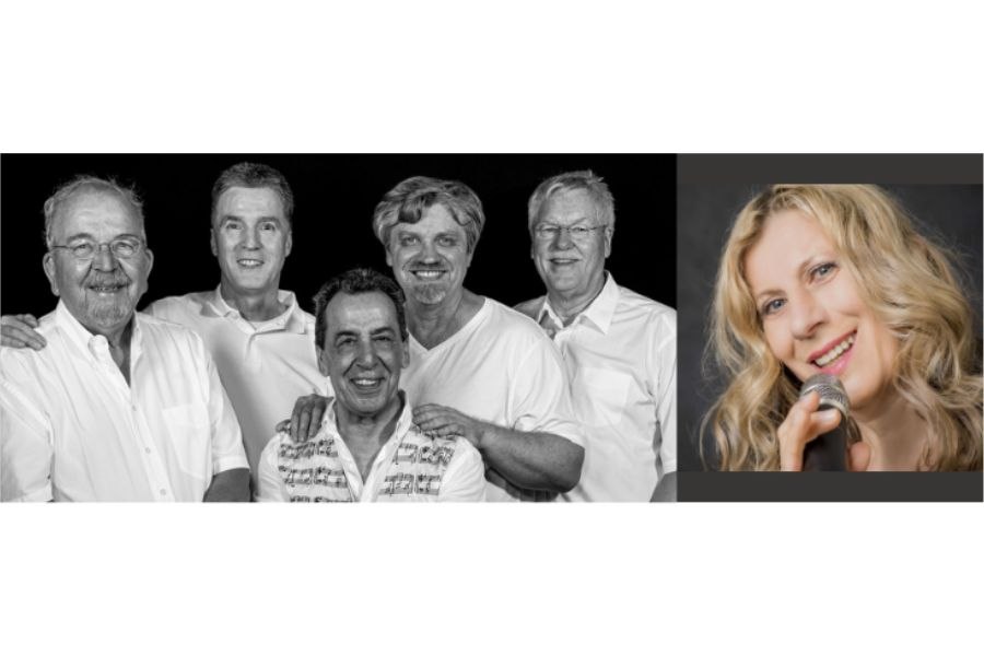 Fünf Männer in weißen Hemden lächeln in die Kamera. Rechts daneben eine Frau mit Mikrofon, ebenfalls lächelnd., © Fotocredit Theater La Lune Stuttgart Fünf Männer in weißen Hemden lächeln in die Kamera. Rechts daneben eine Frau mit Mikrofon, ebenfalls lächelnd., © Fotocredit Theater La Lune Stuttgart