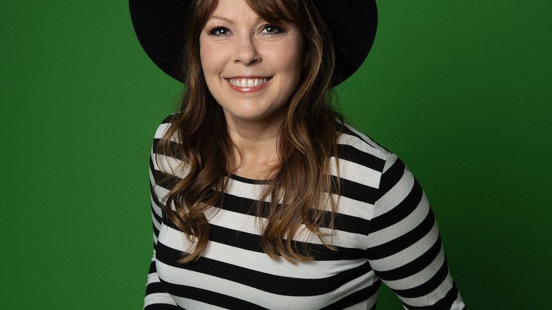 Eine Frau mit schwarzem Hut und gestreiftem Oberteil lächelt vor einem grünen Hintergrund., © Renitenztheater Stuttgart e.V. Eine Frau mit schwarzem Hut und gestreiftem Oberteil lächelt vor einem grünen Hintergrund., © Renitenztheater Stuttgart e.V.