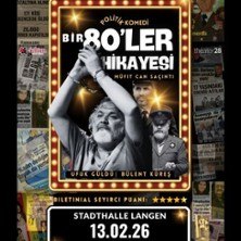 Poster der politischen Komödie 'Bir 80'ler Hikayesi' mit Müfit Can Sacinti, zeigt eine Collage aus Bildern und Texten im Hintergrund., © links im Bild