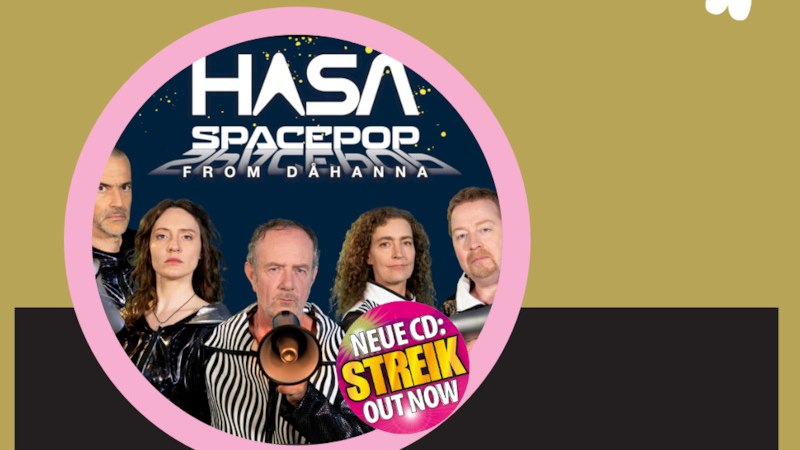 F&uuml;nf Personen in futuristischen Outfits halten Megafone vor einem Weltraum-Hintergrund. Der Text 'HASA SPACEPOP FROM D&Aring;HANNA' ist oben zu sehen., &copy; Renitenztheater Stuttgart e.V.