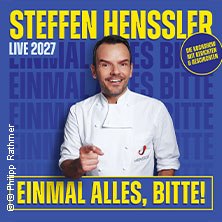 Werbeplakat f&uuml;r Steffen Hensslers Live-Show 2027 'Einmal alles, bitte!' mit seinem Bild in Kochjacke vor blauem Hintergrund., &copy; links im Bild