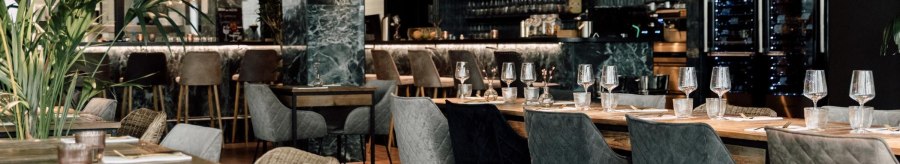 Elegantes Restaurant mit modernen Möbeln, gedeckten Tischen und stilvoller Bar im Hintergrund. Dezente Beleuchtung und Pflanzen sorgen für eine gemütliche Atmosphäre., © Malo Stuttgart - Lea Prestle