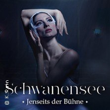 Eine Ballerina in dramatischer Pose, umgeben von Dunkelheit. Der Text "Schwanensee - Jenseits der B&uuml;hne" ist sichtbar., &copy; links im Bild