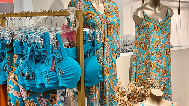 Bunte Bademode und Dessous mit floralen Mustern auf Kleiderst&auml;ndern und Schaufensterpuppen in einem Gesch&auml;ft ausgestellt., &copy; hautnah Dessous, Stuttgart