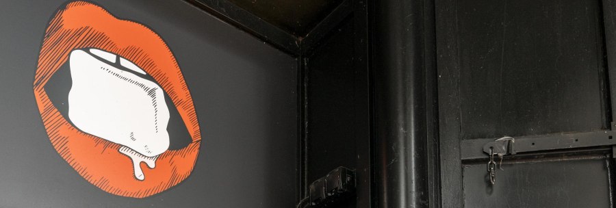 Illustration of red lips with an ice cube on a black background. The surroundings are dark and industrial., &copy; Stuttgart Marketing GmbH, Sarah Schmid