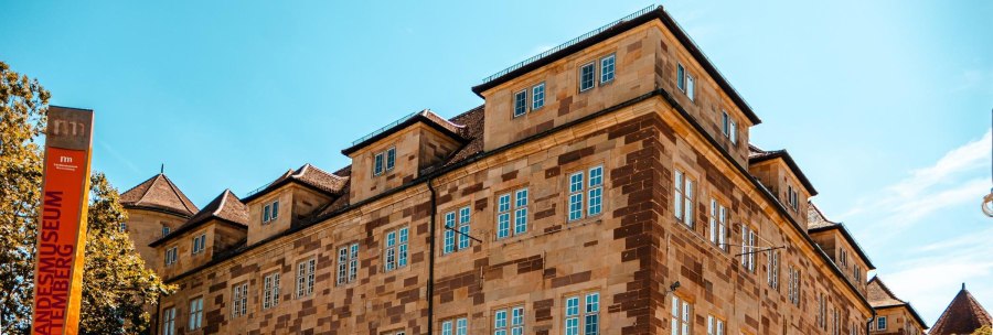 Das Altes Schloss in Stuttgart mit dem Schild des Landesmuseums Württemberg vor blauem Himmel., © Stuttgart Marketing GmbH, Sarah Schmid Das Altes Schloss in Stuttgart mit dem Schild des Landesmuseums Württemberg vor blauem Himmel., © Stuttgart Marketing GmbH, Sarah Schmid