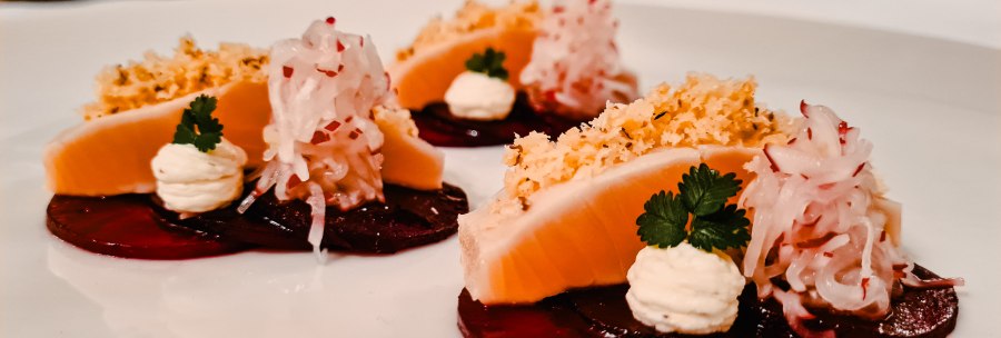 Gourmetgericht mit eingelegter Forelle, Rote Bete, Sahne und Kräutern auf einem weißen Teller kunstvoll angerichtet., © Hupperts Gourmetgericht mit eingelegter Forelle, Rote Bete, Sahne und Kräutern auf einem weißen Teller kunstvoll angerichtet., © Hupperts