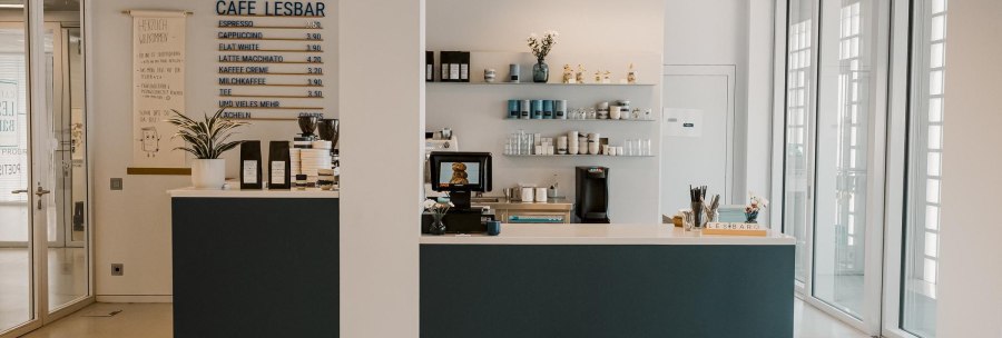 Modern caf&eacute; with counter, price board and shelves in the Stuttgart City Library. Bright, inviting atmosphere on the 8th floor., &copy; sina fotografie, Caf&eacute; Lesbar, Stuttgart
