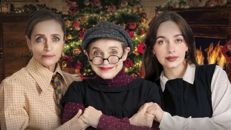 Drei Frauen stehen vor einem festlich geschmückten Weihnachtsbaum. Sie halten sich an den Armen und lächeln in die Kamera., © StuttgartKonzert Veranstaltungs GmbH Drei Frauen stehen vor einem festlich geschmückten Weihnachtsbaum. Sie halten sich an den Armen und lächeln in die Kamera., © StuttgartKonzert Veranstaltungs GmbH