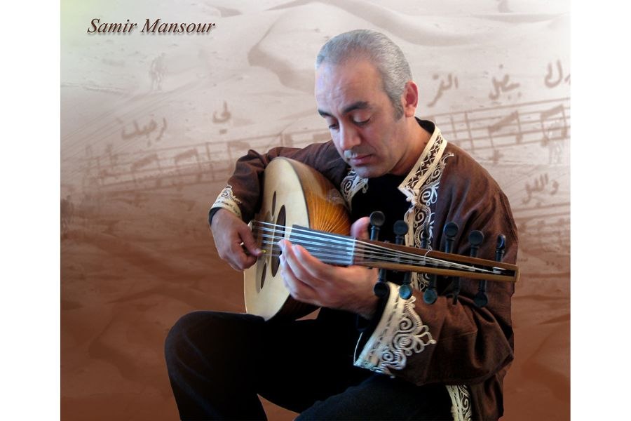 Ein Mann in traditioneller Kleidung spielt konzentriert eine Oud. Im Hintergrund sind Notenbl&auml;tter zu sehen., &copy; Ellen Schmauss