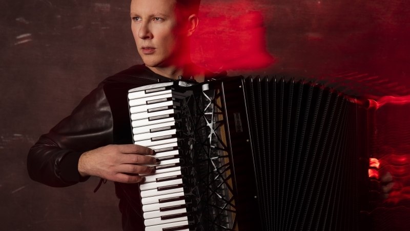 Wandgem&auml;lde zeigt ein Paar beim Tango unter einer Laterne. Die Frau tr&auml;gt ein rotes Kleid, der Mann einen Anzug und Hut. Hintergrund in Blau und Wei&szlig;., &copy; Stuttgarter Kammerorchester e.V.