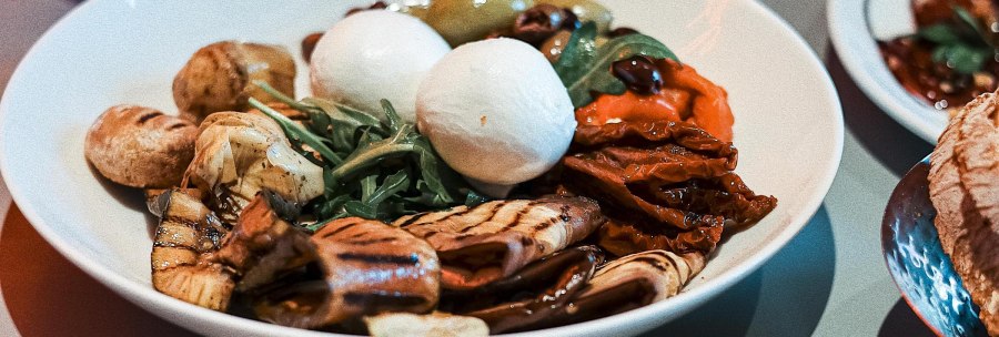 A plate of antipasti: mozzarella, grilled vegetables, rocket and olives. Colorful and appetizing presentation., &copy; Italo Disco, Stuttgart