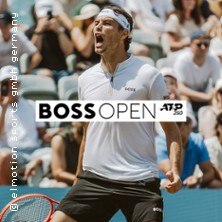 Ein Tennisspieler jubelt auf dem Platz bei den Boss Open, umgeben von Zuschauern. Er tr&auml;gt ein wei&szlig;es Shirt und ein Stirnband., &copy; links im Bild