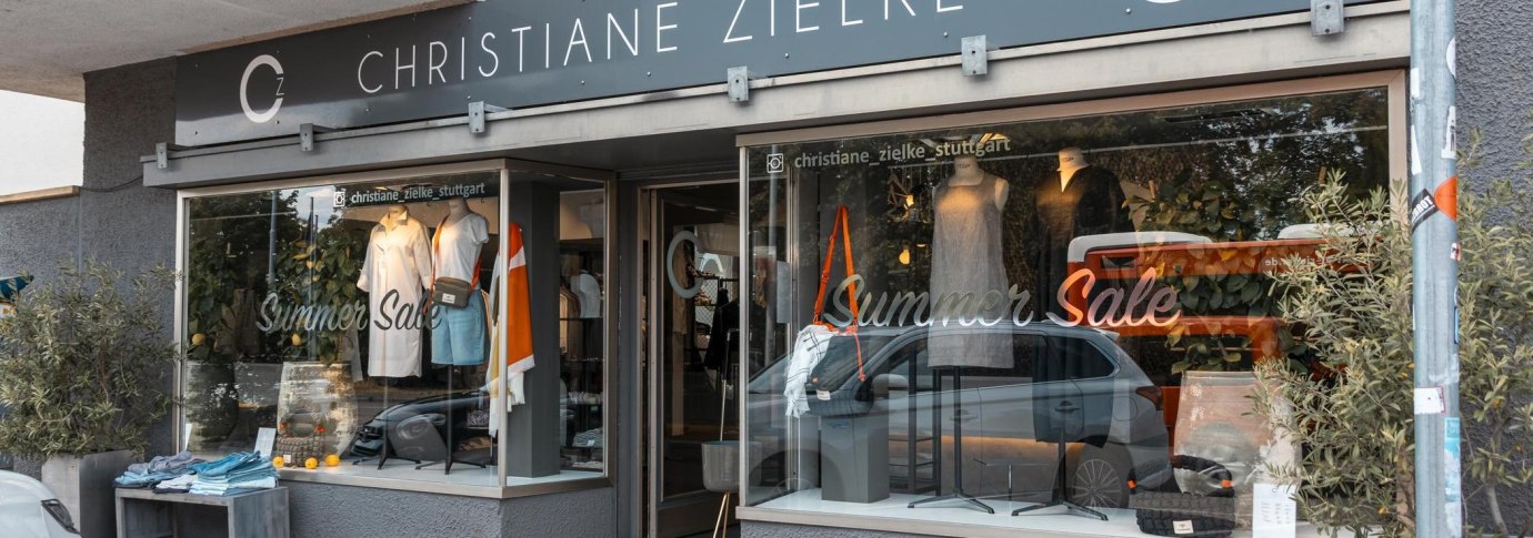 Modegesch&auml;ft 'Christiane Zielke' mit Schaufensterdekoration und 'Summer Sale'-Angebot. Kleidung und Accessoires sind ausgestellt., &copy; Stuttgart Marketing GmbH, Sarah Schmid