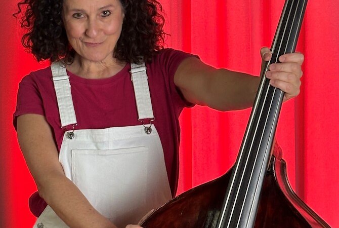 Eine Frau in rotem Shirt und wei&szlig;er Latzhose spielt einen Kontrabass vor einem roten Vorhang., &copy; Theaterhaus Stuttgart e.V.
