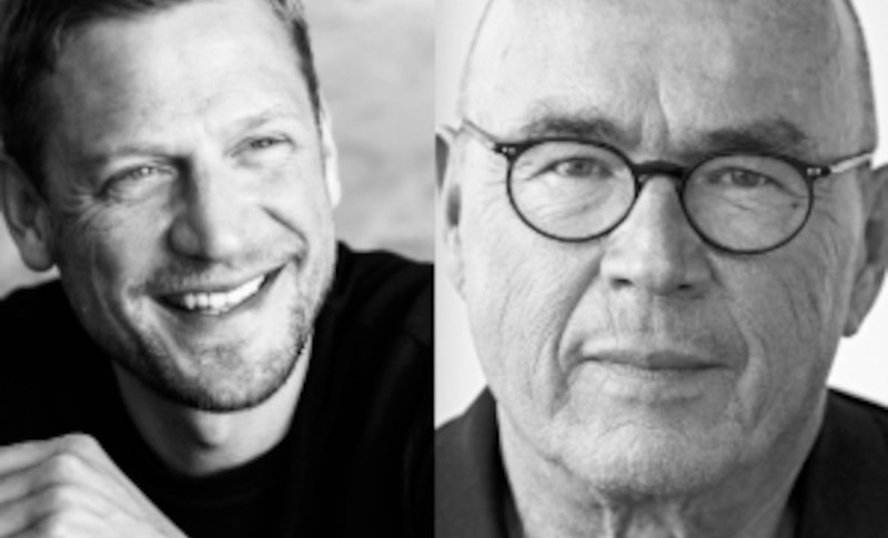 Zwei M&auml;nner in einem Schwarz-Wei&szlig;-Foto. Links ein l&auml;chelnder Mann, rechts ein Mann mit Brille. Beide schauen direkt in die Kamera., &copy; Renitenztheater Stuttgart e.V.