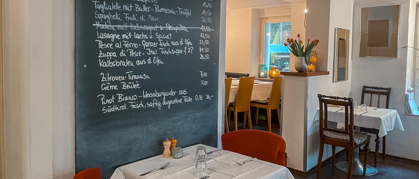 Restaurant mit Tafelmenü und gedeckten Tischen. Kerzen und Blumen sorgen für eine gemütliche Atmosphäre., © Little Italy, Stuttgart