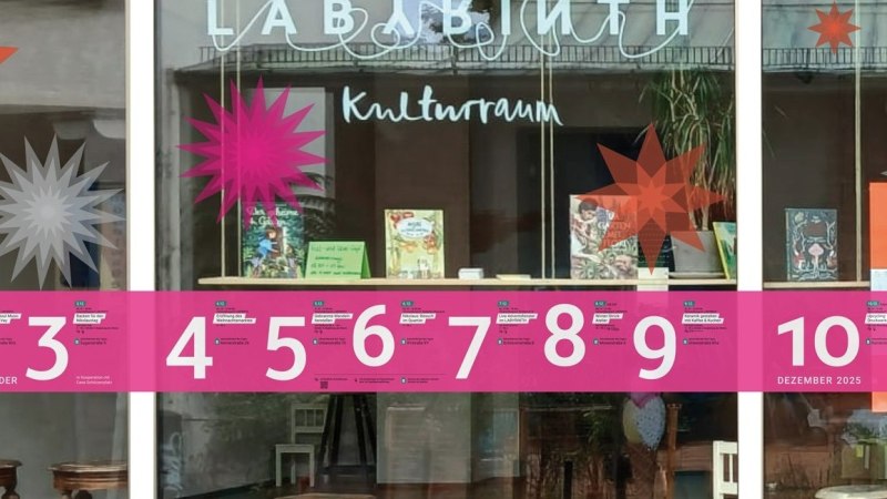 Fenster des Kulturzentrums LABYRINTH mit Adventskalender und Büchern. Bunte Sterne und Zahlen von 3 bis 10 sind sichtbar., © Caroline Abele (Fotomontage) Fenster des Kulturzentrums LABYRINTH mit Adventskalender und Büchern. Bunte Sterne und Zahlen von 3 bis 10 sind sichtbar., © Caroline Abele (Fotomontage)