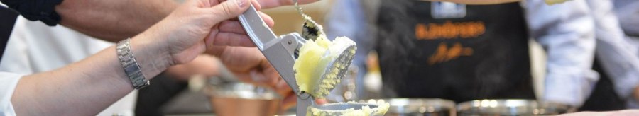 Mehrere Personen verwenden eine Kartoffelpresse, um Kartoffeln in einen Topf zu pressen. Im Hintergrund sind weitere T&ouml;pfe zu sehen., &copy; Ilzh&ouml;fer, Stuttgart