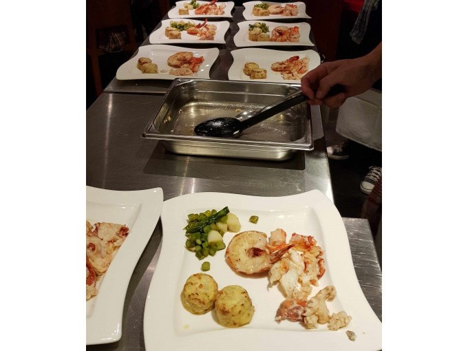 Several plates of fish, seafood, asparagus and potatoes are served in a cooking school., &copy; Kultweine-Kochwelten-Kunst&uuml;cke - Kochschule Sonja Lenz