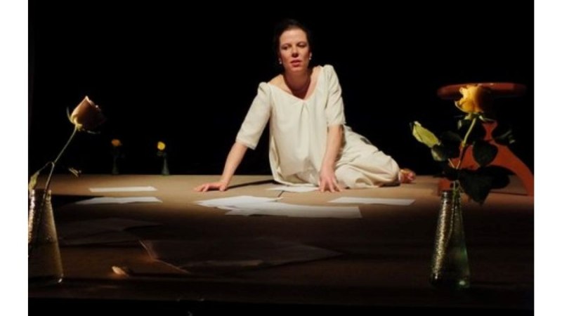 Lektion über die Eifersucht _ Julianna Herzberg, © Fotocredit Theater La Lune Stuttgart Lektion über die Eifersucht _ Julianna Herzberg, © Fotocredit Theater La Lune Stuttgart