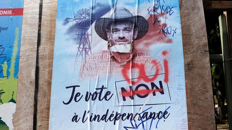 Ein besch&auml;digtes Wahlplakat in Neukaledonien mit der Aufschrift 'Je vote NON &agrave; l'ind&eacute;pendance', das mit Graffiti und Rissen versehen ist., &copy; Theo Rouby / Hans Lucas