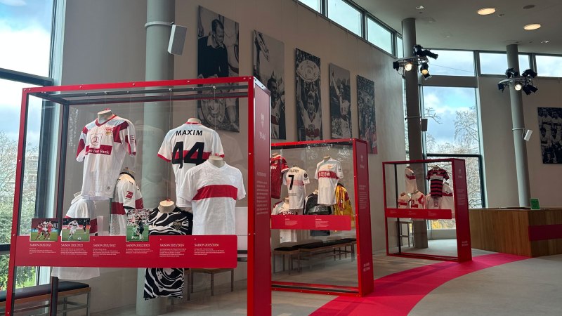 Ausstellung mit VfB Stuttgart Trikots in Glasvitrinen. Historische Trikots und Fotos an den Wänden zeigen die Vereinsgeschichte., © SMG Ausstellung mit VfB Stuttgart Trikots in Glasvitrinen. Historische Trikots und Fotos an den Wänden zeigen die Vereinsgeschichte., © SMG