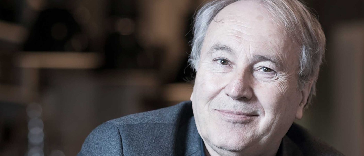 Ein älterer Mann mit grauen Haaren lächelt freundlich in die Kamera. Der Hintergrund ist unscharf., © Jens Meisert Ein älterer Mann mit grauen Haaren lächelt freundlich in die Kamera. Der Hintergrund ist unscharf., © Jens Meisert