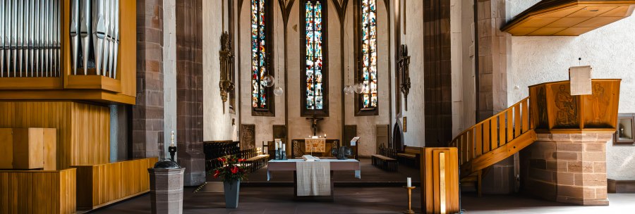 Innenansicht der Leonardskirche mit Orgel, Buntglasfenstern und h&ouml;lzerner Kanzel. Gotische Architektur mit hohen Gew&ouml;lben., &copy; SMG Stuttgart Marketing GmbH - Sarah Schmid