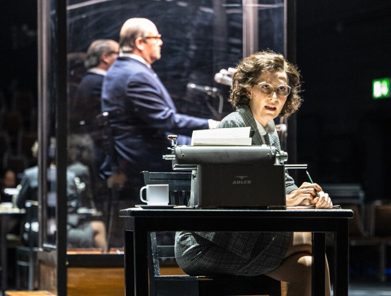 Zwischen zwei Menschen entsteht manchmal, wie selten, eine Welt, © Württembergische Staatstheater Stuttgart Zwischen zwei Menschen entsteht manchmal, wie selten, eine Welt, © Württembergische Staatstheater Stuttgart