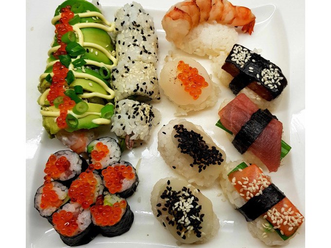 A plate with different sushi variations, including nigiri with prawns, salmon and tuna, as well as maki rolls with avocado and fish roe., © Kultweine-Kochwelten-Kunstücke - Kochschule Sonja Lenz A plate with different sushi variations, including nigiri with prawns, salmon and tuna, as well as maki rolls with avocado and fish roe., © Kultweine-Kochwelten-Kunstücke - Kochschule Sonja Lenz