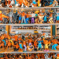Regale voller bunter Spielfiguren in verschiedenen Posen und Outfits, die Szenen darstellen., &copy; Such & Find, Stuttgart