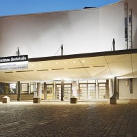 Entrance to the Liederhalle Stuttgart at dusk, illuminated with signs for the Hegel Hall, Schiller Hall and conference rooms., &copy; Kultur- und Kongresszentrum Liederhalle