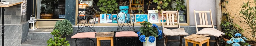 Ein gem&uuml;tliches Au&szlig;encaf&eacute; mit Pflanzen, B&uuml;chern im Fenster und mehreren St&uuml;hlen vor der Fassade., &copy; Caf&eacute; Che