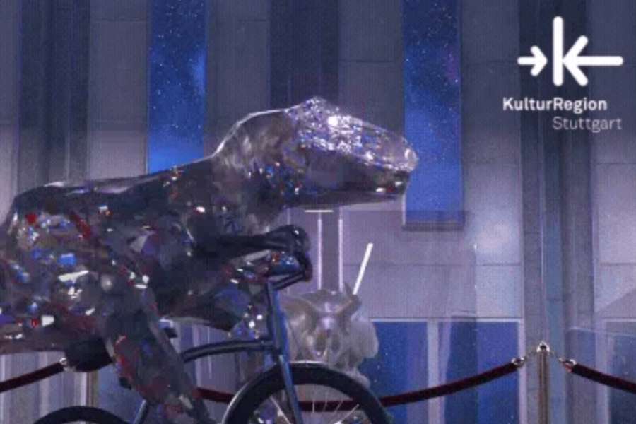 Eine glänzende Dinosaurier-Skulptur fährt auf einem Fahrrad in einer futuristischen Ausstellung. Logo der KulturRegion Stuttgart oben rechts., © Adobe Stock, flashmovie Eine glänzende Dinosaurier-Skulptur fährt auf einem Fahrrad in einer futuristischen Ausstellung. Logo der KulturRegion Stuttgart oben rechts., © Adobe Stock, flashmovie