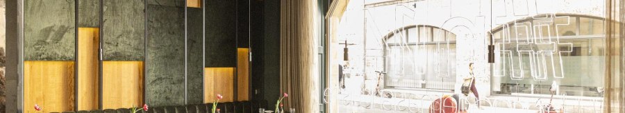 Elegantes Restaurant mit modernen M&ouml;beln, gro&szlig;en Fenstern und stilvoller Dekoration. Drau&szlig;en sind rote Motorroller zu sehen., &copy; Stuttgart-Marketing GmbH, Sarah Schmid