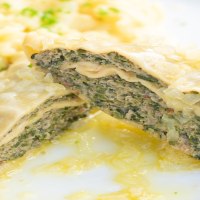 Close-up of Maultaschen with a filling of meat and herbs, served with potato salad on a white plate., &copy; Herr K&auml;chele - Schw&auml;bisches f&uuml;r Schleckige GmbH