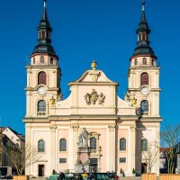 The market square in Ludwigsburg shows a magnificent church with two towers, surrounded by historic buildings under a bright blue sky., © Stuttgart-Marketing GmbH, Sarah Schmid The market square in Ludwigsburg shows a magnificent church with two towers, surrounded by historic buildings under a bright blue sky., © Stuttgart-Marketing GmbH, Sarah Schmid
