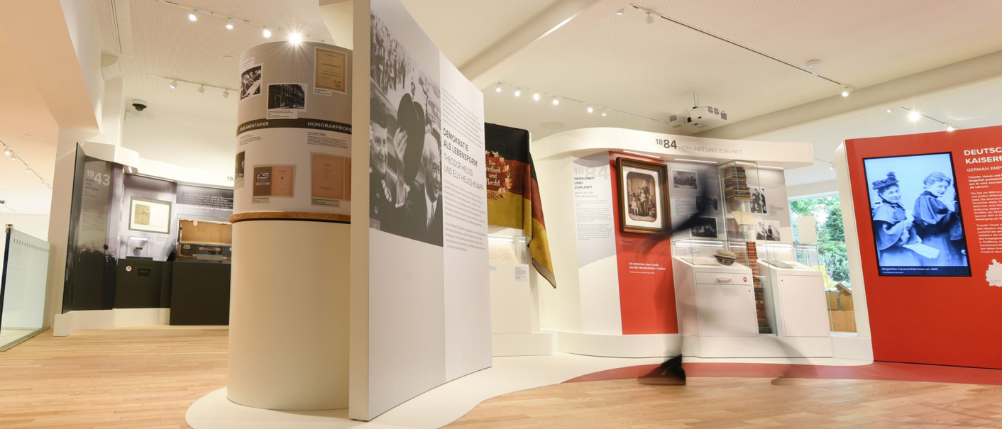Innenansicht des Theodor-Heuss-Hauses in Stuttgart mit Ausstellungsstücken, Informationstafeln und einer deutschen Flagge., © Stiftung Bundespräsident Theodor-Heuss-Haus / Franziska Kraufmann Innenansicht des Theodor-Heuss-Hauses in Stuttgart mit Ausstellungsstücken, Informationstafeln und einer deutschen Flagge., © Stiftung Bundespräsident Theodor-Heuss-Haus / Franziska Kraufmann