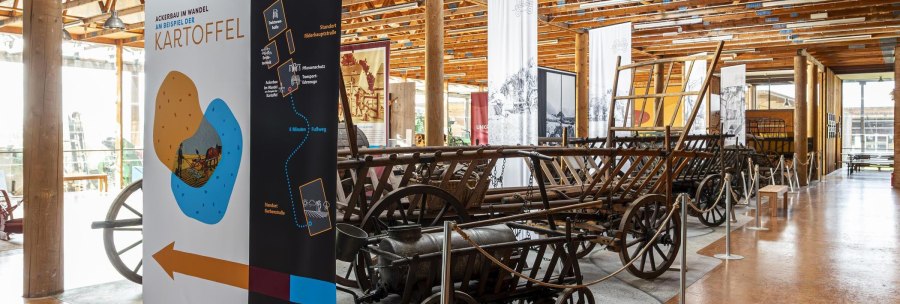 Ausstellungsfläche im Deutschen Landwirtschaftsmuseum mit historischen landwirtschaftlichen Geräten und Infotafeln zur Kartoffel., © SMG, Sarah Schmid Ausstellungsfläche im Deutschen Landwirtschaftsmuseum mit historischen landwirtschaftlichen Geräten und Infotafeln zur Kartoffel., © SMG, Sarah Schmid