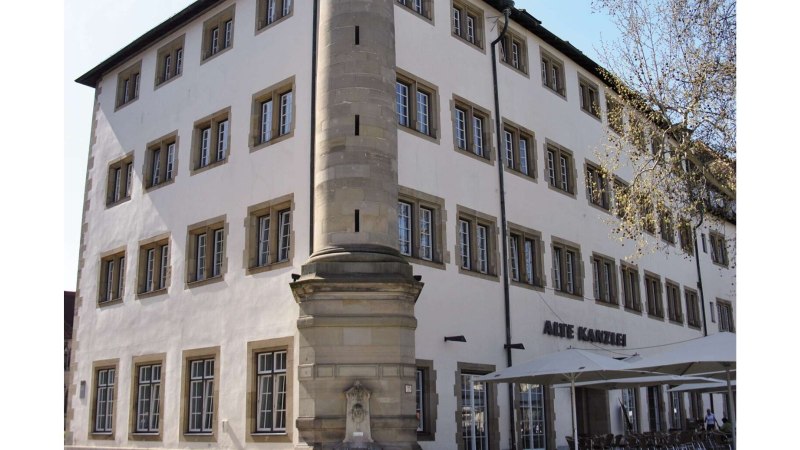 The Alte Kanzlei in Stuttgart, a historic building with many windows, a striking corner pillar and an outdoor area with parasols., © Stuttgart-Marketing GmbH The Alte Kanzlei in Stuttgart, a historic building with many windows, a striking corner pillar and an outdoor area with parasols., © Stuttgart-Marketing GmbH