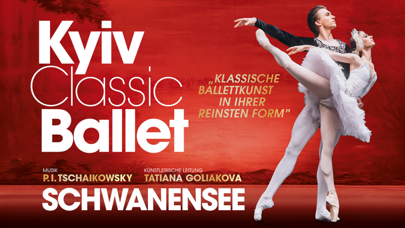 Plakat des Kyiv Classic Ballets mit T&auml;nzern in einer eleganten Pose. Der Hintergrund ist rot, mit Texten &uuml;ber Schwanensee und die k&uuml;nstlerische Leitung., &copy; links im Bild