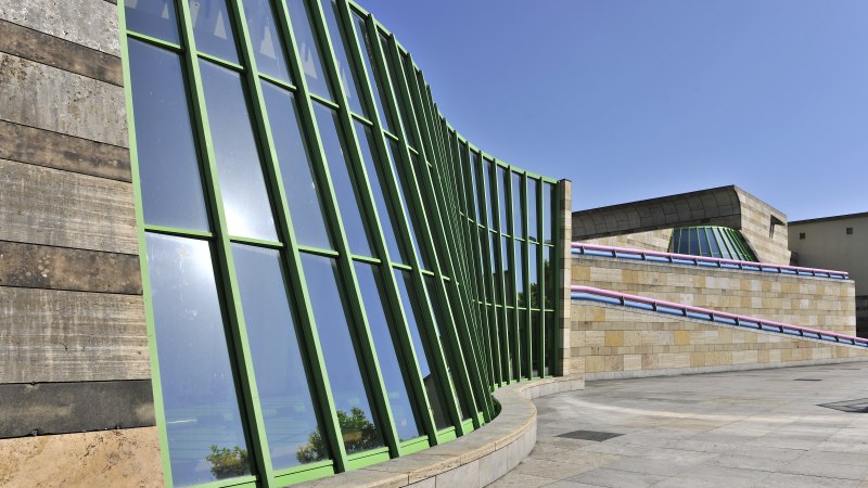 Postmodern building by the architect Stirling., © VOLKER NAUMANN FOTOGRAFIE Postmodern building by the architect Stirling., © VOLKER NAUMANN FOTOGRAFIE