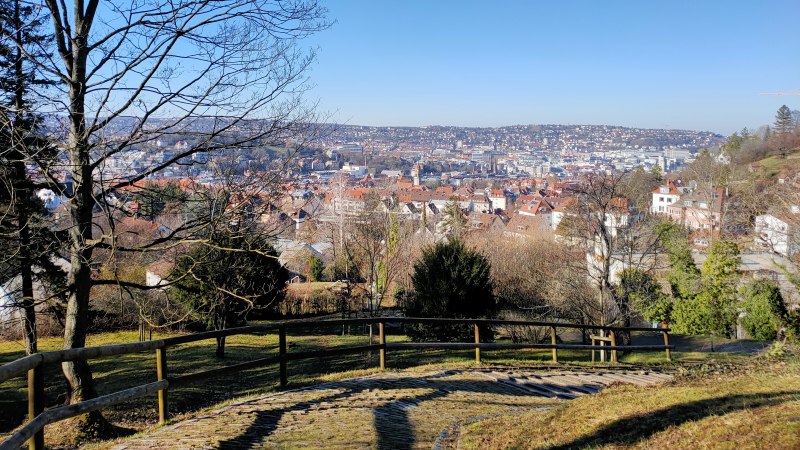 Blick auf den Talkessel von Stuttgart mit kahlen Bäumen im Vordergrund und klarem, blauem Himmel., © SMG