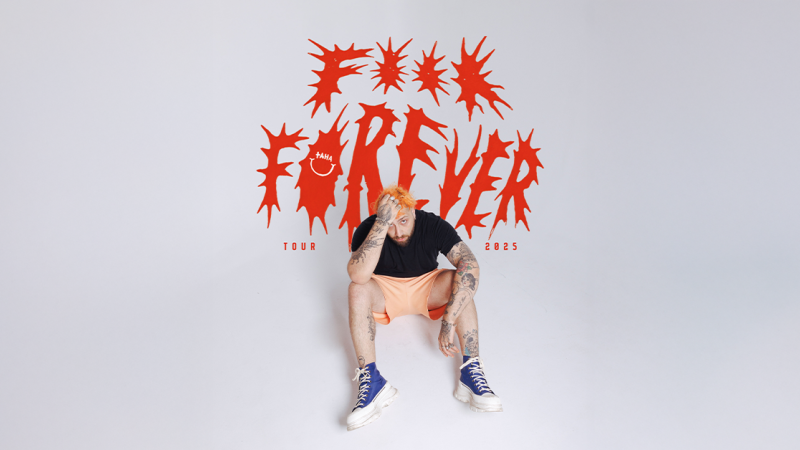 Ein Mann mit orangefarbenem Haar und Tattoos sitzt vor einem wei&szlig;en Hintergrund. Hinter ihm steht in roter Schrift 'F*** Forever Tour 2025'., &copy; links im Bild