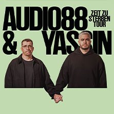Zwei Männer halten sich an den Händen vor einem grünen Hintergrund. Der Text 'Audio88 & Yassin - ZEIT ZU STERBEN TOUR' ist darüber zu sehen., © links im Bild Zwei Männer halten sich an den Händen vor einem grünen Hintergrund. Der Text 'Audio88 & Yassin - ZEIT ZU STERBEN TOUR' ist darüber zu sehen., © links im Bild