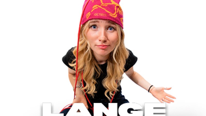 Eine Frau mit pinker Mütze sitzt vor einer Kabelrolle und ist von Kabeln umgeben. Der Hintergrund ist weiß, der Text "Franny Live - Lange Leitung" ist zu sehen., © Theaterhaus Stuttgart e.V. Eine Frau mit pinker Mütze sitzt vor einer Kabelrolle und ist von Kabeln umgeben. Der Hintergrund ist weiß, der Text "Franny Live - Lange Leitung" ist zu sehen., © Theaterhaus Stuttgart e.V.